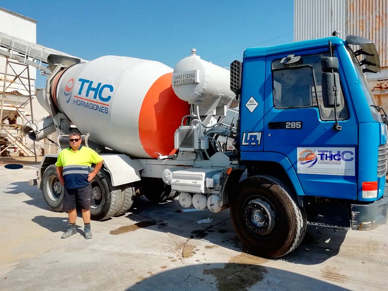 THC Hormigones hombre con camión mezclador de concreto